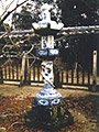 写真：白石神社磁製灯ろう