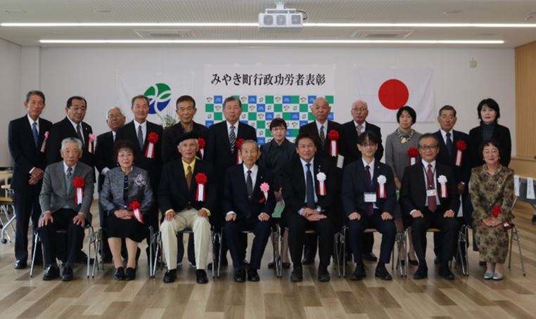 受賞された皆さま、来賓の皆さまと岡町長