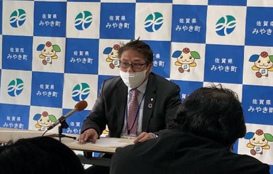 定例記者会見で説明をする岡町長