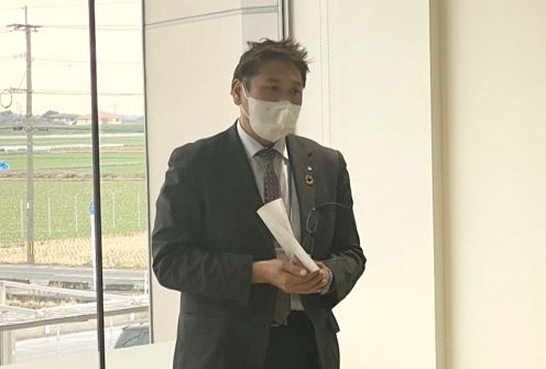 セミナーで挨拶する岡町長