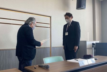 答申書を手渡す五十嵐会長と岡町長