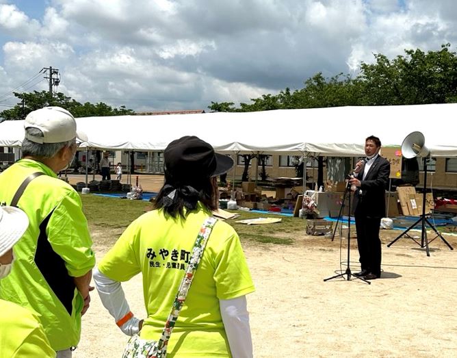 こどもまつりで挨拶する岡町長