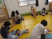 「リトミックでこんにちは」の歌をうたいました。