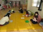 お母さんが子どもをハグしました。