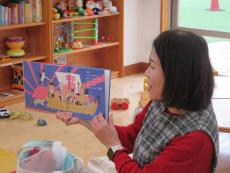 絵本の読み聞かせ2