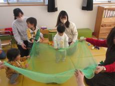 わらべ歌「まめがいっこはねた」1