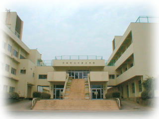 写真：中原中学校外観