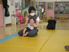 手をパチパチしています。