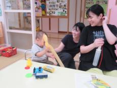 膨らんだ風船を持つ子ども