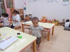 風船を伸ばす子ども