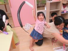 バイキンマン用の風船を持って嬉しそうな子ども