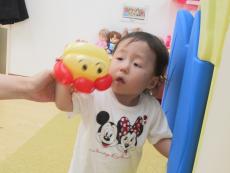 アンパンマンを持つ子ども