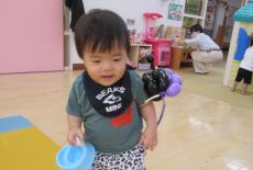 バイキンマンを腕につけている子ども