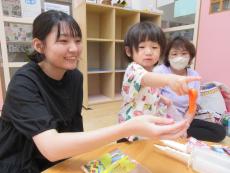 風船を選ぶ子ども