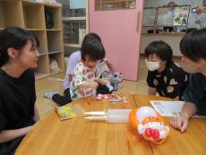 お菓子を選ぶ子ども