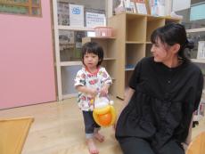 出来上がった作品を持つ子ども