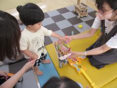 お菓子を選ぶ子ども