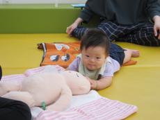 ハイハイの赤ちゃん