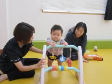 つかまり立ちの赤ちゃん