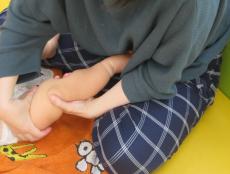 足の付け根のマッサージ2