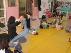 わらべうた「上から下からおおかぜこい」２