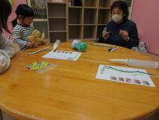 風船で作った犬を持っている子ども