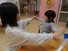 風船を伸ばす親子