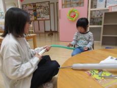 風船に空気を入れる親子