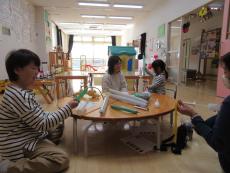 風船に空気を入れる様子