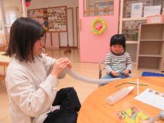 風船の口を結ぶ