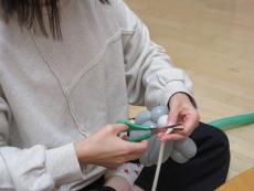 余分な風船をはさみで切る