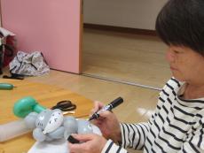 目や鼻、ひげ等を描く　2