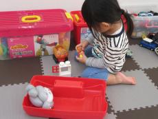 トトロを側に置きおもちゃで遊ぶ子とも