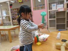 完成したトトロを持つ子ども