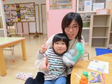 完成したトトロを持つ親子