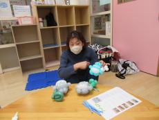 小トトロを持つ講師