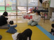 絵本の読み聞かせ４