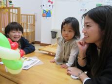 今回の作品の見本を見ている親子