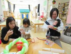 風船を触る子ども