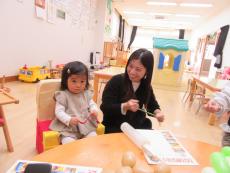 風船を伸ばす親子