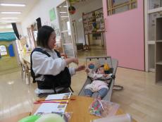 風船を見る子ども