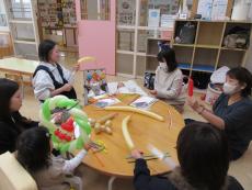 風船に空気を入れる親子