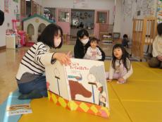 絵本の読み聞かせ2