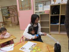 風船に空気を入れる親子