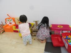 おもちゃで遊ぶ子ども2