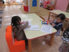 ぬり絵をする子ども