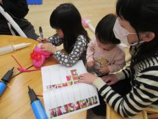 目や口などを描く1