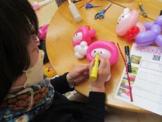 目や口などを描く2