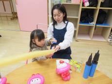 風船に空気を入れる子ども