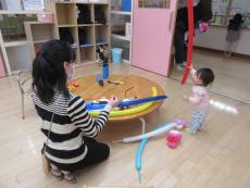 風船で遊ぶ子ども